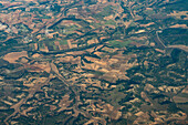 Luftaufnahme von Obstplantagen und Ackerland in der Nähe des Flughafens von Madrid in Spanien.