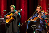 Inti-Illimani und Quilapayún sind zwei der repräsentativsten Gruppen der Nueva Canción Chilena, einer Musikbewegung, die in den 1960er Jahren entstand und sich durch eine starke folkloristische Identität und ein tiefes soziales und politisches Engagement auszeichnet, Medellin, Kolumbien