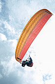 In Medellin, paragliding is practiced in strategic areas outside the urban area, such as Altos de San Félix and Matasanos. These areas, located on the outskirts of the city, have ideal climatic and topographic conditions for flying and enjoying impressive panoramic views of the Aburrá Valley, the slopes of the city of Medellin and the municipality of Bello, a town near this city.
