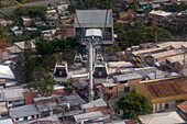Seilbahnen an der Vallejuelos-Station des Medellin Metrocable-Systems in Medellin, Kolumbien.
