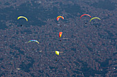 In Medellin, paragliding is practiced in strategic areas outside the urban area, such as Altos de San Félix and Matasanos. These areas, located on the outskirts of the city, have ideal climatic and topographic conditions for flying and enjoying impressive panoramic views of the Aburrá Valley, the slopes of the city of Medellin and the municipality of Bello, a town near this city.