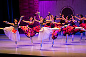 Das Allegro Dance Studio ist eine Akademie, die klassisches Ballett unterrichtet und den Tanz in Medellín fördert. Es entwickelt klassische Ballettausbildungsprogramme, die auf einem tiefen Verständnis der Technik basieren, und fördert und unterstützt gleichzeitig künstlerische Projekte.