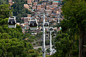 Gondeln des Medelliner Metrocable-Systems, das die einkommensschwachen Viertel in Medellin, Kolumbien, bedient.