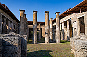 Säulen des Atriums des Hauses von M. Epidius Rufus, Gebäude IX.1.20, in den antiken römischen Ruinen von Pompeji, Italien.
