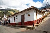 Cácota is a municipality located in the department of Norte de Santander, in the northeastern region of Colombia. With a rich history dating back to colonial times, this place has kept alive traditions that reflect the fusion between indigenous roots and Spanish heritage. Its natural environment, characterised by landscapes that combine agricultural areas and areas of native vegetation. The architecture of its buildings shows a deep cultural legacy.
