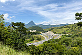 Cerro Tusa und die Autopista Conexion Pacifica 1 bei Venecia, Kolumbien .