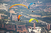 In Medellin, paragliding is practiced in strategic areas outside the urban area, such as Altos de San Félix and Matasanos. These areas, located on the outskirts of the city, have ideal climatic and topographic conditions for flying and enjoying impressive panoramic views of the Aburrá Valley, the slopes of the city of Medellin and the municipality of Bello, a town near this city.