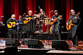 Inti-Illimani und Quilapayún sind zwei der repräsentativsten Gruppen der Nueva Canción Chilena, einer Musikbewegung, die in den 1960er Jahren entstand und sich durch eine starke folkloristische Identität und ein tiefes soziales und politisches Engagement auszeichnet, Medellin, Kolumbien
