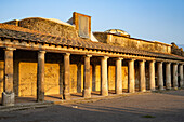Die Säulenfassade der Stabianischen Bäder, Gebäude VII.1.8, in den antiken römischen Ruinen von Pompeji, Italien.