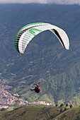 In Medellin, paragliding is practiced in strategic areas outside the urban area, such as Altos de San Félix and Matasanos. These areas, located on the outskirts of the city, have ideal climatic and topographic conditions for flying and enjoying impressive panoramic views of the Aburrá Valley, the slopes of the city of Medellin and the municipality of Bello, a town near this city.