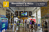 Fahrgäste steigen in die Seilbahn des Medellin Metrocable-Systems an der Station La Aurora in Medellin, Kolumbien, ein.