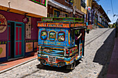 Ein farbenfrohes Motochiva oder Mototaxi, ein Touristenverkehrsmittel in der Stadt Guatape, Kolumbien.
