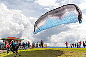 In Medellin, paragliding is practiced in strategic areas outside the urban area, such as Altos de San Félix and Matasanos. These areas, located on the outskirts of the city, have ideal climatic and topographic conditions for flying and enjoying impressive panoramic views of the Aburrá Valley, the slopes of the city of Medellin and the municipality of Bello, a town near this city.