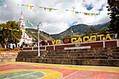 Cácota is a municipality located in the department of Norte de Santander, in the northeastern region of Colombia. With a rich history dating back to colonial times, this place has kept alive traditions that reflect the fusion between indigenous roots and Spanish heritage. Its natural environment, characterised by landscapes that combine agricultural areas and areas of native vegetation. The architecture of its buildings shows a deep cultural legacy.