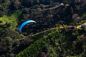 In Medellin, paragliding is practiced in strategic areas outside the urban area, such as Altos de San Félix and Matasanos. These areas, located on the outskirts of the city, have ideal climatic and topographic conditions for flying and enjoying impressive panoramic views of the Aburrá Valley, the slopes of the city of Medellin and the municipality of Bello, a town near this city.