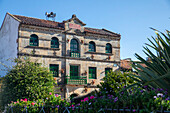 Monguí is a municipality with a rich colonial heritage. Recognized as one of the most beautiful towns in Colombia, it preserves its traditional architecture with cobblestone streets, tiled-roof houses, and balconies adorned with flowers. Monguí is part of Colombia's Network of Heritage Towns.