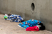 Obdachlose schlafen auf dem Bürgersteig neben der Kathedrale in Medellin, Kolumbien.