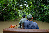 Ein indigener Führer paddelt auf einer Tour im Napo Wildlife Center im Yasuni-Nationalpark, Ecuador, ein Kanu.