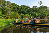 Eine Tierfototour in einem Kanu im Napo Wildlife Center im Yasuni National Park, Ecuador.
