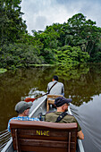 Touristen auf einer Wildtierbeobachtungstour in einem Kanu im Napo Wildlife Center im Yasuni-Nationalpark, Ecuador.