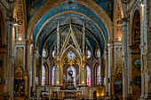 Das Ziborium und das Hauptaltarbild in der Kirche Santo Domingo in Quito, Ecuador.