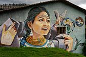 Eine Wandmalerei einer indigenen Frau an der Cascada de Peguche, Otatvalo, Ecuador.