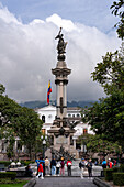 Das Unabhängigkeitsdenkmal auf der Plaza Grande in Quito, Ecuador. Dahinter befindet sich der Carondelet-Palast oder Präsidentenpalast.