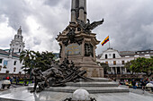Detail des Sockels des Unabhängigkeitsdenkmals auf der Plaza Grande in Quito, Ecuador. Dahinter befinden sich die Metropolitan-Kathedrale und der Carondelet-Palast oder Präsidentenpalast.
