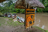 Ein Schild für die Napo Wildlife Center Ecolodge im Yashuni National Park im Amazonasbecken von Ecuador. Die Lodge wird von der Gemeinschaft der Anangu Kichwa Ureinwohner betrieben.