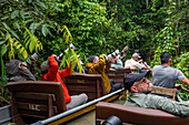 Eine Tierfototour in einem Kanu im Napo Wildlife Center im Yasuni National Park, Ecuador.