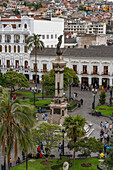 Das Unabhängigkeitsdenkmal auf der Plaza Grande in Quito, Ecuador. Dahinter befinden sich das Plaza Grande Hotel und der Erzbischofspalast.