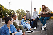 Gruppe von Freunden, die zusammen im Skatepark abhängen