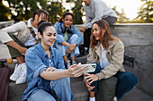 Gruppe von Freunden, die zusammen im Skatepark abhängen und ein Selfie machen