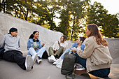 Gruppe von Freunden, die zusammen im Skatepark abhängen