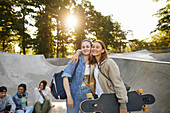 Gruppe von Freunden, die zusammen im Skatepark abhängen