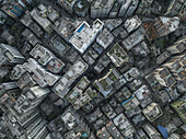 Luftaufnahme einer dichten Stadtlandschaft mit modernen Wolkenkratzern und Dächern, Ramna Thana, Dhaka, Bangladesch.