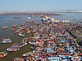 Luftaufnahme von Menschen, die sich zur Prayag Kumbh Mela entlang des Yamuna-Flusses versammeln, einem heiligen Fest für Gläubige in Triveni Sangam in Prayagraj, Uttar Pradesh, Indien.