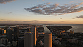 Luftaufnahme des Rivergate Tower und der Skyline bei Sonnenuntergang mit schönen Wolken über dem Fluss, Downtown Tampa, Florida, Vereinigte Staaten.