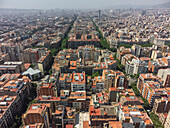 Luftaufnahme von historischer Architektur und dichten städtischen Dächern in Gracia, Barcelona, Spanien.