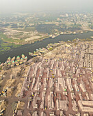 Luftaufnahme des Buriganga-Flusses mit Industriegebiet und Stadtlandschaft, Darus Salam Thana, Dhaka, Bangladesch.