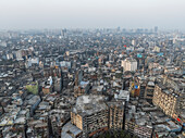 Luftaufnahme einer belebten Stadtlandschaft mit überfüllten Gebäuden und Dächern, Sadar Ghat, Dhaka Kotwali Thana, Dhaka, Bangladesch.