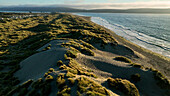 Luftaufnahme einer malerischen Küstenlinie mit Sandstrand und Wellen, Point Reyes, Dillon Beach, Kalifornien, Vereinigte Staaten.