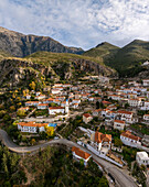 Luftaufnahme des charmanten Dorfes Dhermi, eingebettet in malerische Berge mit schönen traditionellen Gebäuden, Vlore, Albanien.