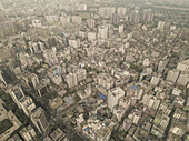 Luftaufnahme einer belebten Stadtlandschaft mit Wolkenkratzern und dichten Wohngebäuden, Shahbag, Dhaka, Bangladesch.