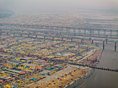 Luftaufnahme von Menschen, die sich zur Prayag Kumbh Mela entlang des Yamuna-Flusses versammeln, einem heiligen Fest für Gläubige in Triveni Sangam in Prayagraj, Uttar Pradesh, Indien.