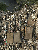 Luftaufnahme eines verschmutzten Recyclingzentrums mit Abfall und Müll, Chowkbazar Thana, Dhaka, Bangladesch.