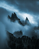 Luftaufnahme von majestätischen Dolomiten und schroffen Gipfeln, die in Wolken und Nebel gehüllt sind, Auronzo di Cadore, Provinz Belluno, Italien.