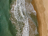 Luftaufnahme eines schönen Sandstrandes mit plätschernden Wellen und klarem, azurblauem Meer, Nha Trang, Khanh Hoa, Vietnam.