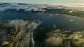 Luftaufnahme der ruhigen Küstenlinie mit Wellen und Nebel, Point Reyes, Dillon Beach, Kalifornien, Vereinigte Staaten.