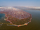 Luftaufnahme von Menschen, die sich zur Prayag Kumbh Mela entlang des Yamuna-Flusses versammeln, einem heiligen Fest für Gläubige in Triveni Sangam in Prayagraj, Uttar Pradesh, Indien.